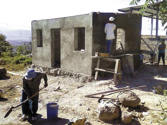 Construyen casas a necesitados