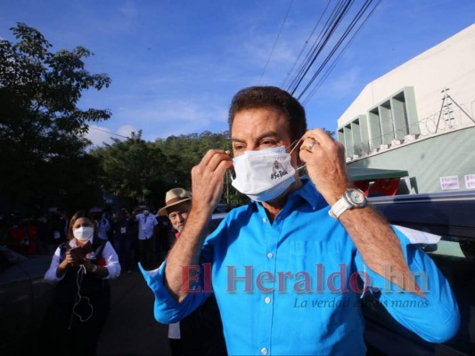 Salvador Nasralla asiste a votar y denuncia retraso en apertura de urnas