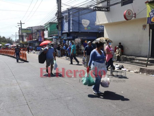 FOTOS: Viernes Santo con mercados y bancos abarrotados en la capital