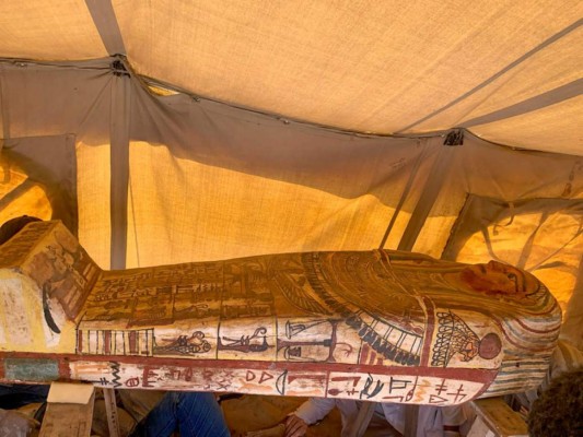 Las imágenes de los sarcó﻿fagos, bien conservados, muestran motivos marrones y azules, así como numerosas inscripciones jeroglíficas. AFP.