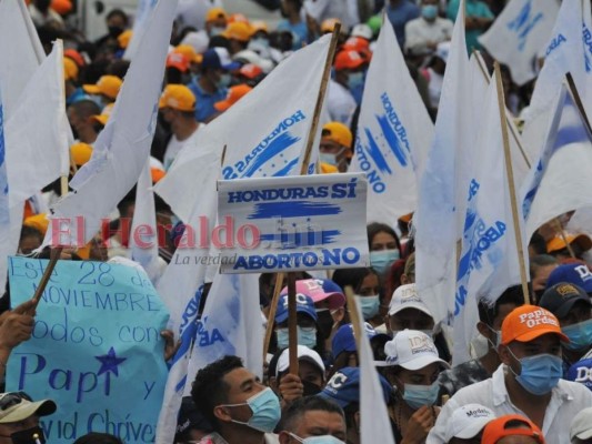 En imágenes: Nacionalistas dicen 'no al aborto' en concurrida movilización