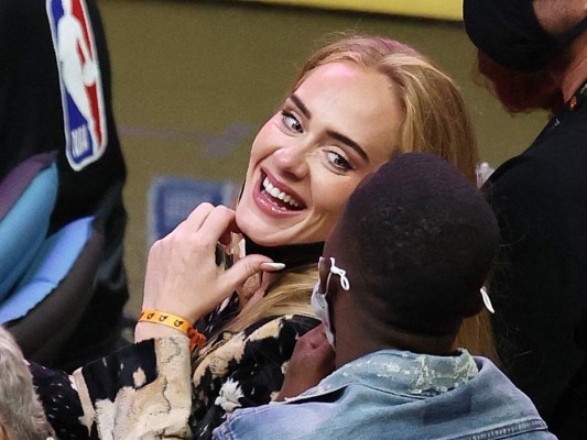 Adele se veía muy sonriente junto a Rich Paul durante el juego de la NBA. Foto: AFP