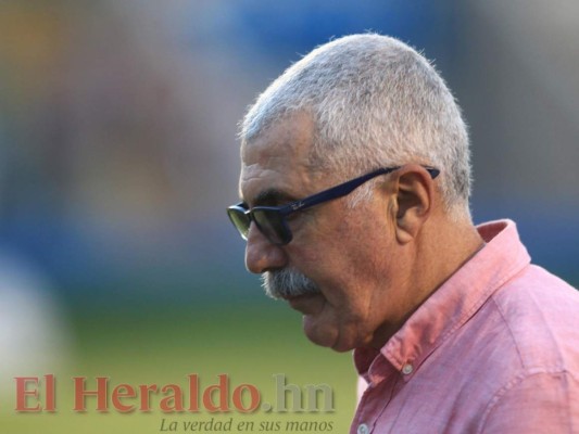 Taxista sorprende a Manuel Keosseián y le regala amuleto&nbsp;&nbsp;