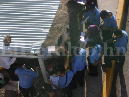 El subdirector de la cárcel de Támara, el teniente en condición de retiro Jorge Alberto Regalado, fue asesinado mientras esperaba un bus en una parada de transporte a orilla de la salida al norte, cerca del presidio, fotos: Johny Magallanes/ EL HERALDO.