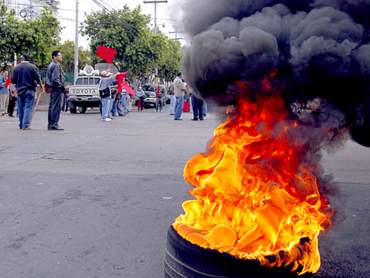 Marcha de maestros paraliza el tráfico en la capital hondureña