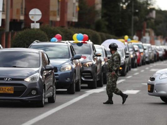 Colombianos rechazan prisión de expresidente Álvaro Uribe