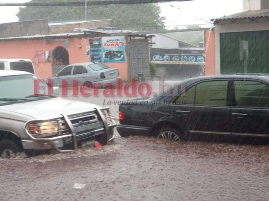 VIDEO: lluvias atrapan a conductores en colonia Miraflores de la capital