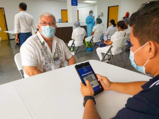 Así recibió la vacuna contra el coronavirus el personal de salud de El Salvador (Fotos)