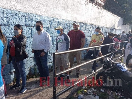 Largas filas sin distanciamiento social en centros de votación de Honduras