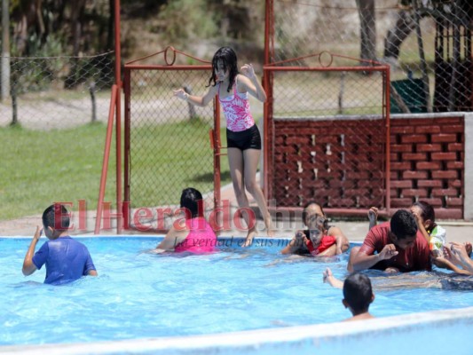 Honduras: Sin temor al covid-19 salen a balnearios los capitalinos