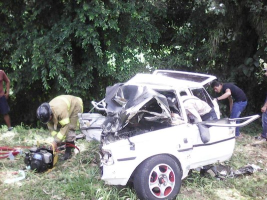 Dos hermanos mueren en colisión frontal de dos vehículos