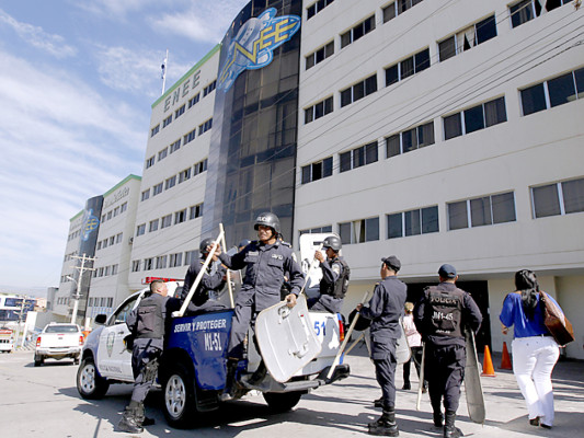 Pobladores de Patuca y Catacamas protestan frente a la ENEE en Tegucigalpa