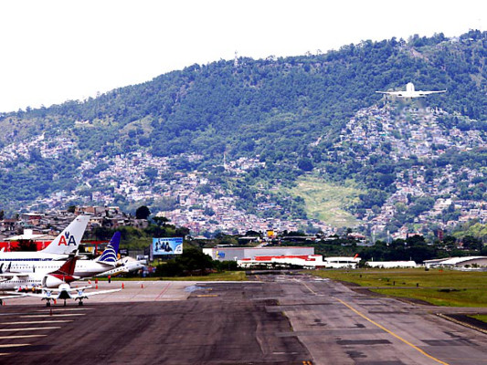 Lobo da espaldarazo a Coalianza con el aeropuerto en Palmerola