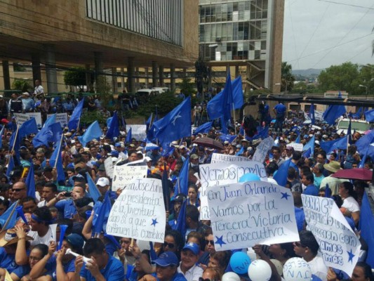 Nacionalistas llegan al Congreso Nacional para pedir regularizar la reelección de JOH