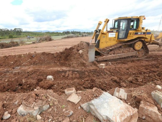 Presidente Hernández supervisa construcción del aeropuerto en Palmerola