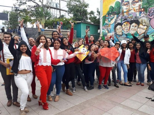 Besos y abrazos gratis en la UNAH para festejar San Valentín