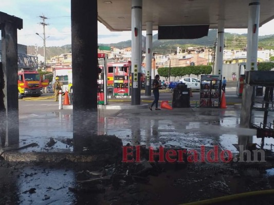 FOTOS: Así quedó el vehículo que prendió fuego dentro de gasolinera