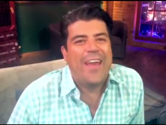 Conductor de Hoy muestra por error fotos íntimas en su celular