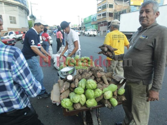 Cierran mercado Zonal Belén y vendedores sacan su producto para ir a los barrios