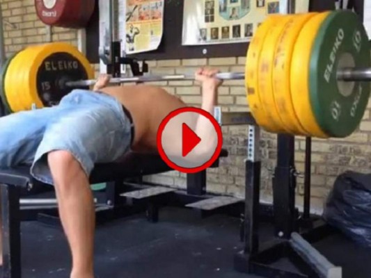 VIDEO: Casi muere aplastado levantando pesas