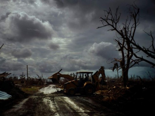 Las autoridades de las Bahamas suspendieron momentáneamente el sábado los trabajos de ayuda y cerraron los aeropuertos, mientras la tormenta tropical Humberto amenazaba con traer lluvias a las mismas zonas de las Bahamas azotadas hace dos semanas por el huracán Dorian. Foto: AP.