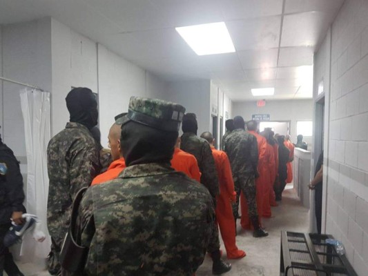 Con overol naranja y cabizbajos llegaron reos a la cárcel de 'El Pozo II'