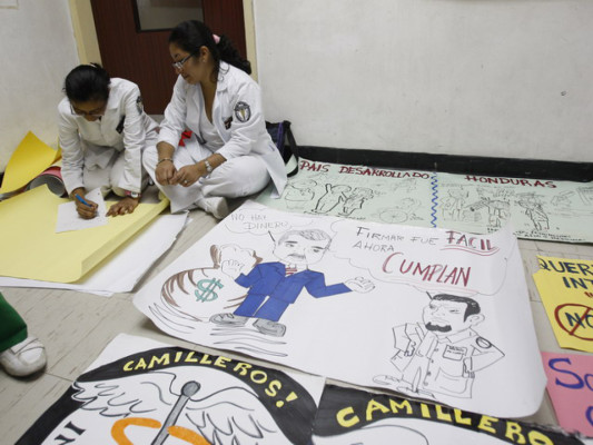 Internos protestan en Tegucigalpa por la suspensión de su pasantía