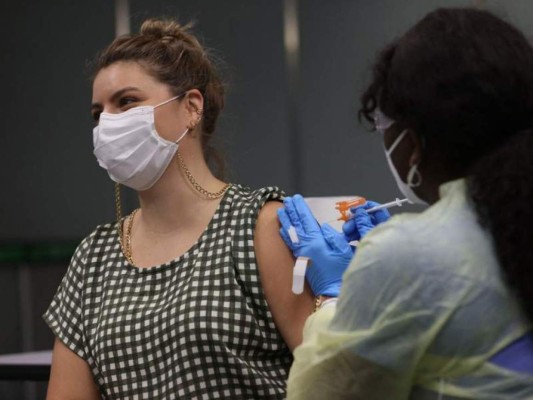 Perú aplica tercera dosis de vacuna a personal sanitario&nbsp;&nbsp;