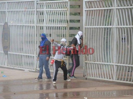 Presuntos estudiantes de la UNAH se toman el bulevar Suyapa de la capital