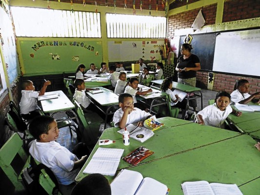 Padres y docentes se resisten al cambio en sistema escolar