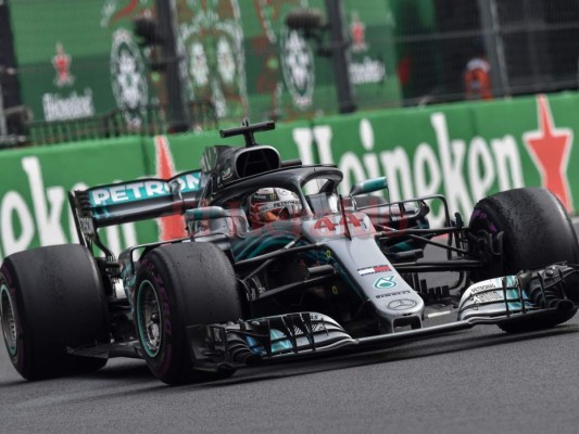 El piloto británico de Mercedes, Lewis Hamilton, alimenta su automóvil durante el Gran Premio de F1 de México en el circuito de Hermanos Rodríguez en la Ciudad de México el 28 de octubre de 2018. / AFP / Rodrigo ARANGUA.