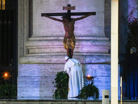 ¿Por qué el Papa le rezó a un antiguo crucifijo para acabar el coronavirus?