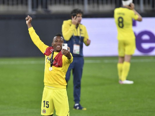 El lateral ecuatoriano Pervis Estupiñán del Villarreal de España se saca una selfie tras la victoria ante el Manchester United en la final de la Liga Europa, el miércoles 26 de mayo de 2021. Foto:AP