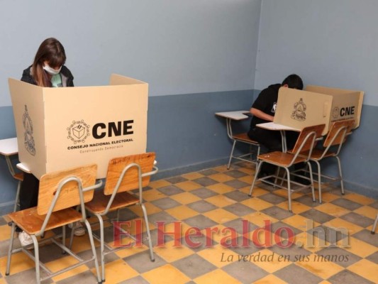 Largas filas sin distanciamiento social en centros de votación de Honduras