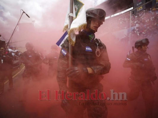 Militares hacen exhibición de poderío y disciplina en desfiles patrios
