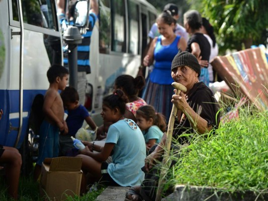 FOTOS: Hondureños comienzan evacuaciones obligatorias ante llegada de Iota