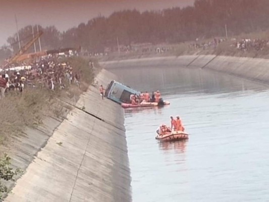 India: 40 muertos tras caer un autobús por un puente