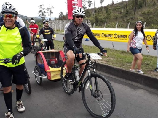 Hondureño participa con su hijo en la Séptima Vuelta Ciclística de EL HERALDO