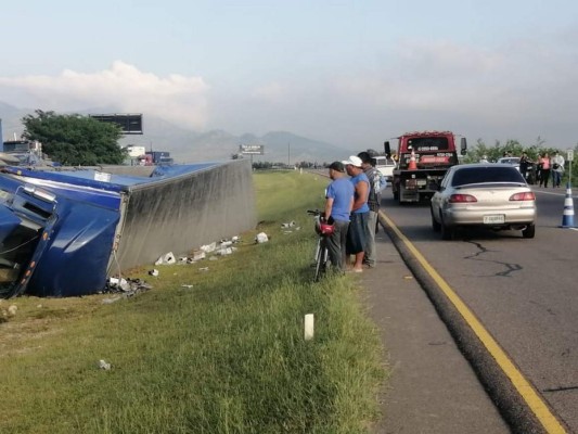 Un herido y el robo de producto: El accidente de rastra cargada de bebidas alcohólicas en la CA-5