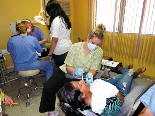 Médicos de Estados Unidos realizan cirugías gratuitas en Comayagua