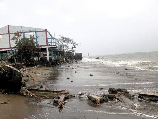 Casas destruidas en Punta Ratón por embate de elevadas olas