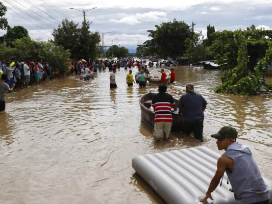 Imágenes de rescates: Hondureños lloran y sufren la tragedia causada por Eta