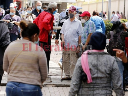 FOTOS: Niños y adultos mayores vuelven a las calles, tras aflojar medidas de circulación