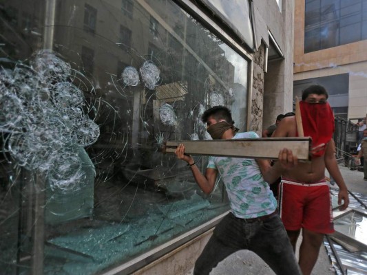 En Imágenes: Ira por corrupción y negligencia en explosión desata protestas en Beirut