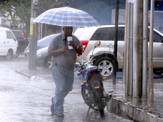 Copeco anuncia fuertes lluvias con vientos huracanados en Honduras