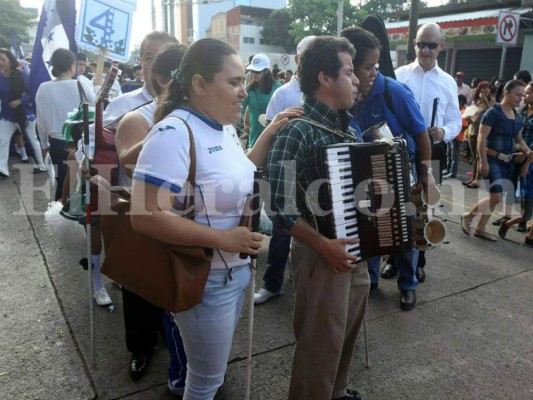 Desfiles: Estudiantes de primaria llenan de civismo la capital de Honduras