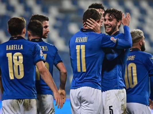 El brasileño nacionalizado italiano Jorginho adelantó a la 'Azzurra' de penal en el minuto 27 y Domenico Berardi sentenció en el 84. Foto: AFP