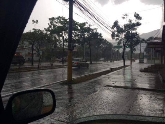 Fuertas lluvias dejan calles inundadas en el norte de Honduras
