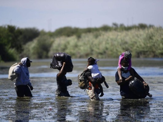 Migrantes haitianos rechazan abandonar campamento para obtener refugio en México