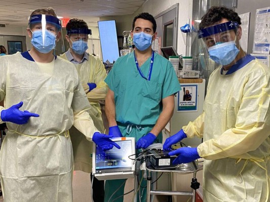 Los doctores Drew Copeland,, Thomas Tolbert,. Brian Mayrsohn y. Hooman Poor,muestran un prototipo de respirador basado en una máquina para el tratamiento de la apnea del sueño. Foto: AP.